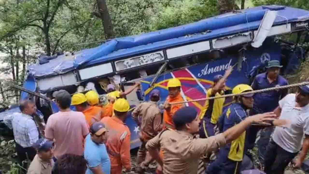 Bus fell into gorge | అదుపుతప్పి లోయలోకి దూసుకెళ్లిన బస్సు.. ఏడుగురు మృతి