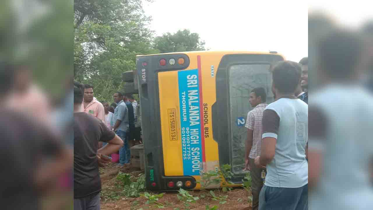 Road accident | మహబూబాబాద్ జిల్లాలో ప్రైవేట్‌ స్కూల్‌ బస్సు బోల్తా..తప్పిన పెను ప్రమాదం