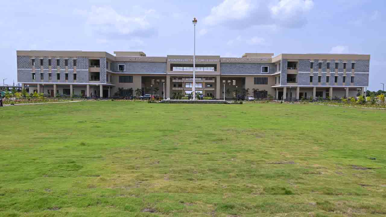 పాలనా సౌధం.. సర్వాంగ సుందరం