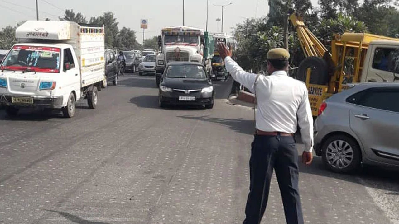 Car Stunts: ఆ కారు ఓన‌ర్‌కు 26వేల ఫైన్ వేశారు.. ఎందుకో ఈ వీడియో చూడండి