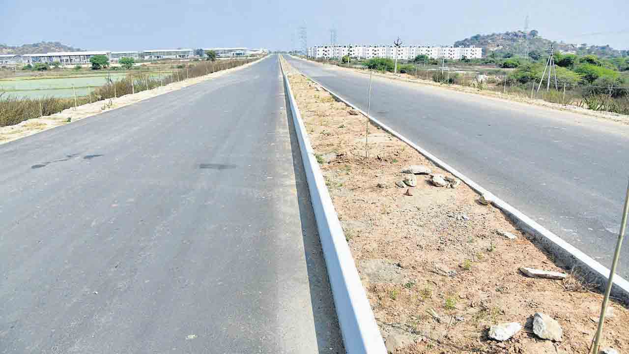 సిరిసిల్ల రోడ్లకు కొత్తరూపు