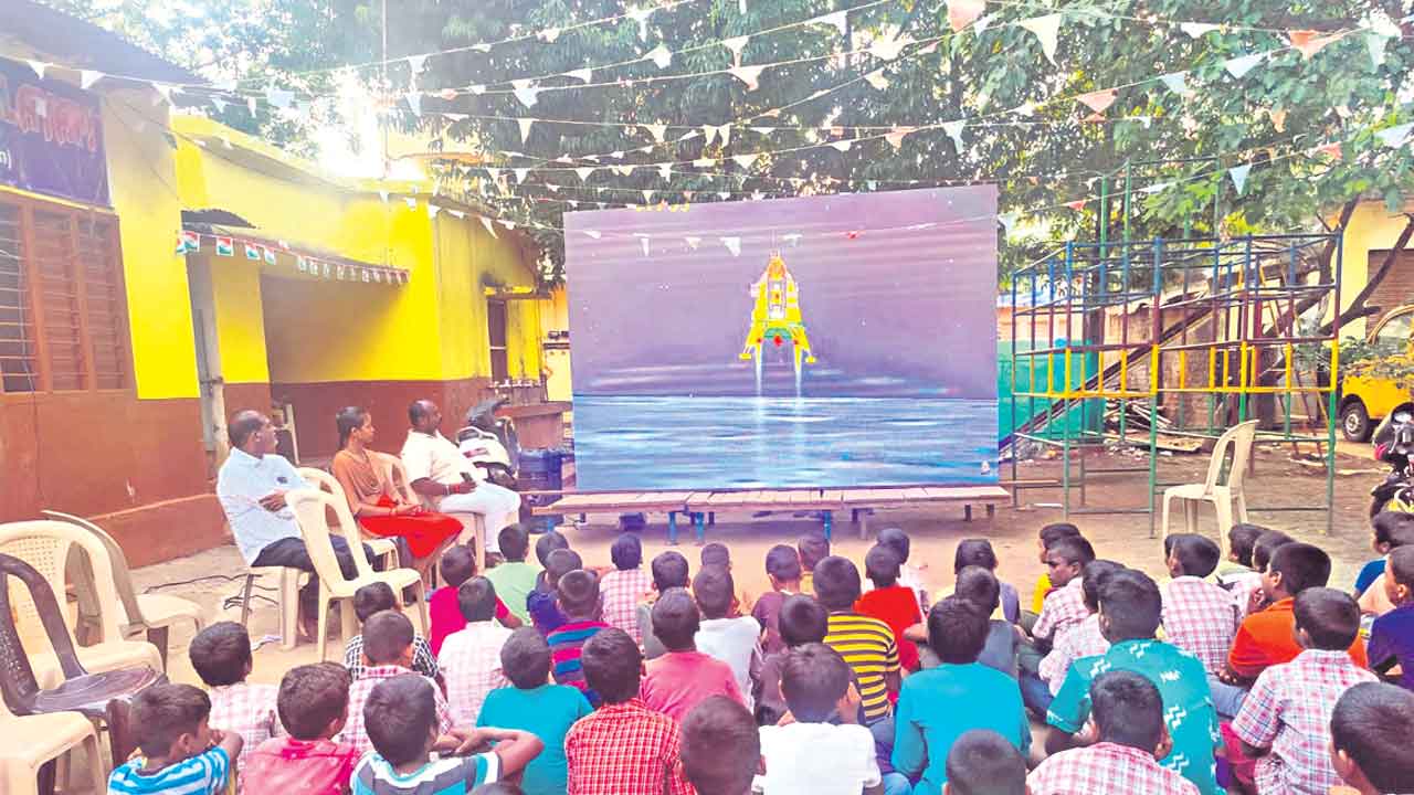 అద్భుత ఘట్టాన్ని.. కనులారా వీక్షించి.. చంద్రయాన్‌-3 అద్భుతఘట్టం