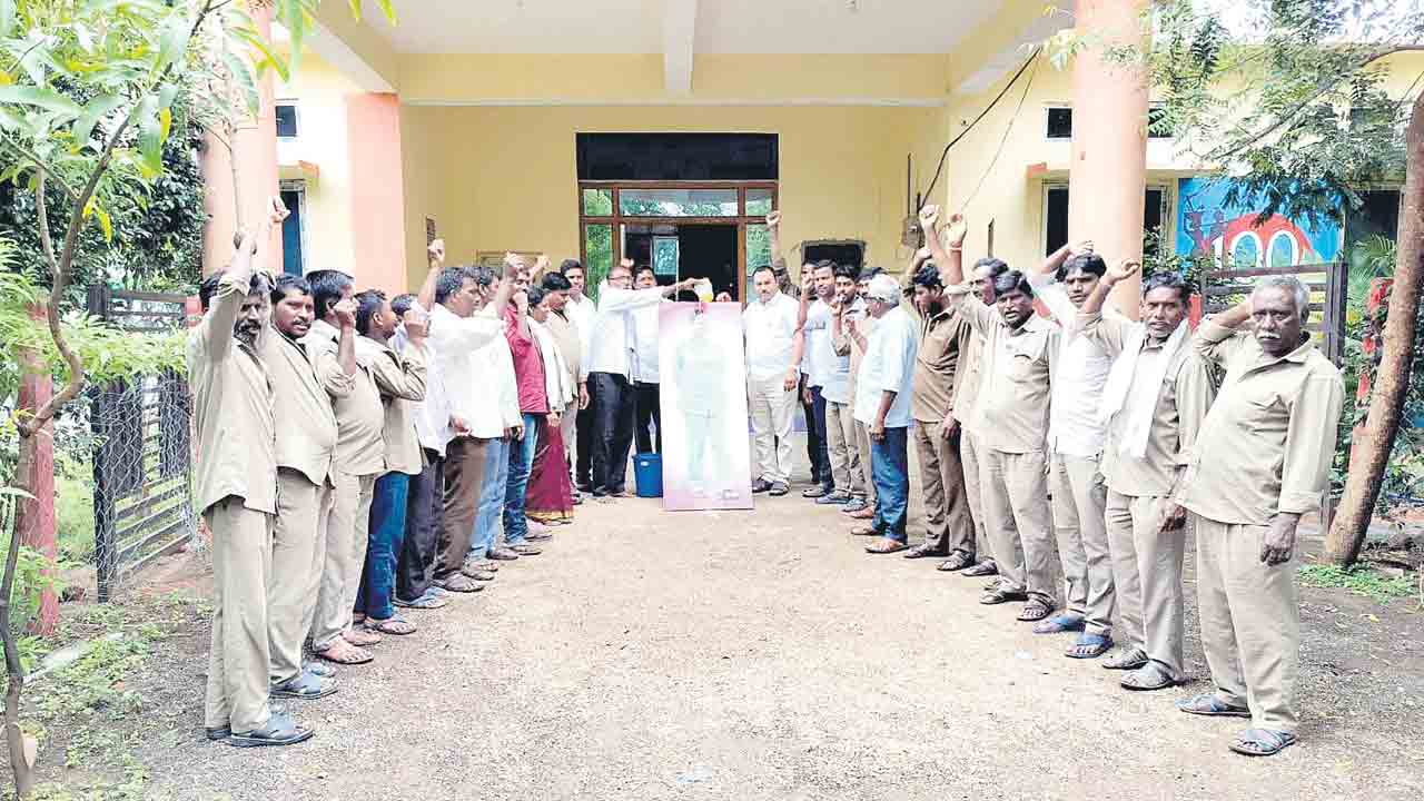 పారిశుధ్య కార్మికులకు బీమా