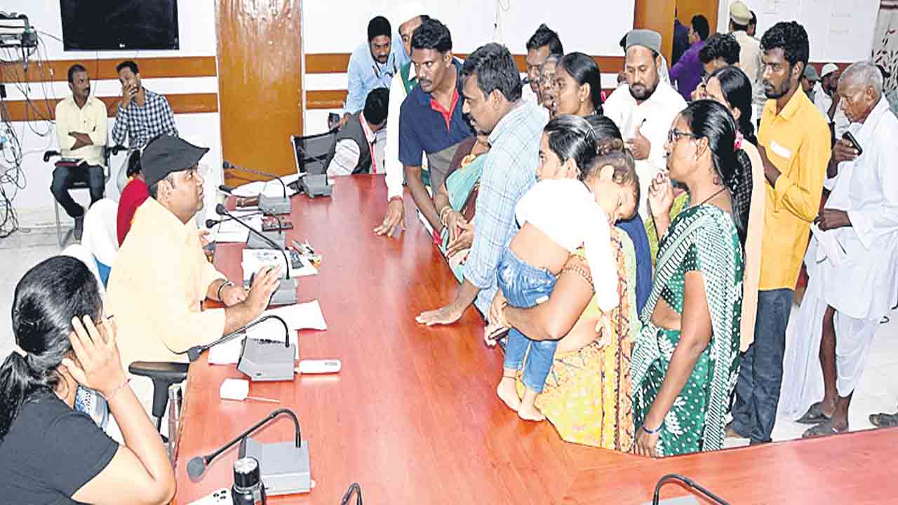 అర్జీలను సత్వరం పరిష్కరించాలి