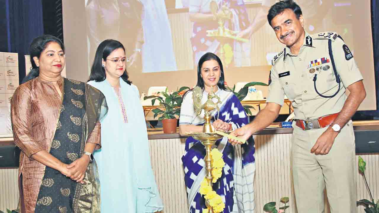 సైబర్ నేరాల బాధితుల్లో.. 95% విద్యావంతులే