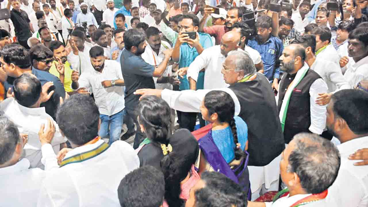 Congress |  కాంగ్రెస్‌లో భగ్గుమన్న వర్గపోరు.. ఆదిలాబాద్‌ జిల్లా బీసీ ఐక్యవేదిక సమావేశంలో తోపులాట