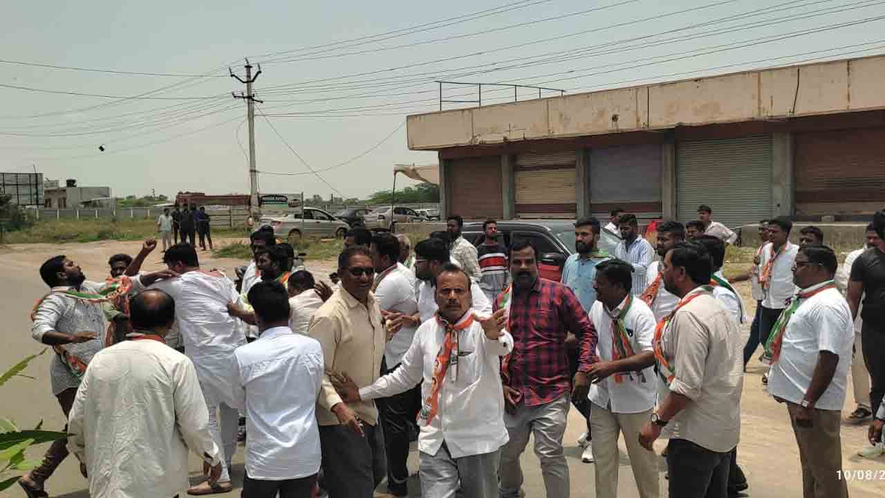 కాలర్లు పట్టుకొని.. కాంగ్రెసోళ్ల పిడిగుద్దులు