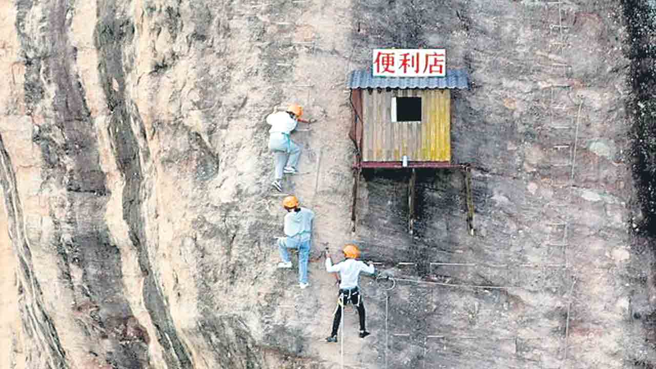 Hunan province | అక్కడ షాపింగ్ అంత ఈజీ కాదు.. భారీ కొండ మధ్యలో వేలాడుతూ చిన్న దుకాణం.. అసలు విషయమేమిటంటే