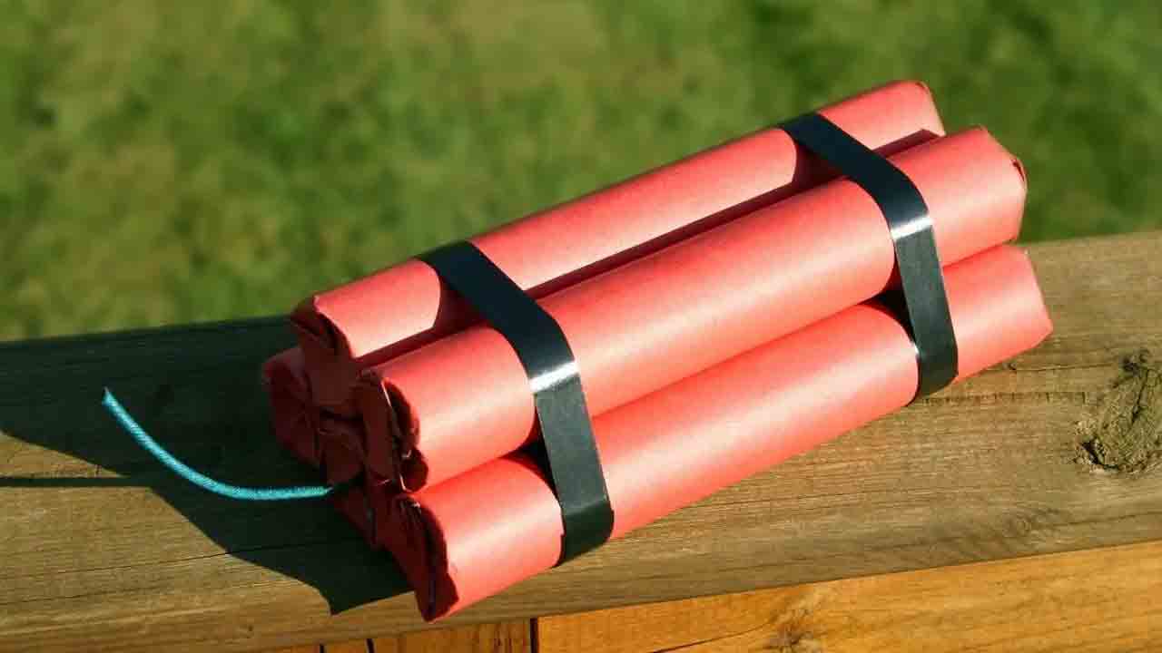 Crime news | రాజన్నసిరిసిల్ల జిల్లాలో పేలిన జిలెటిన్‌స్టిక్‌..దగ్ధమైన ఇండ్లు