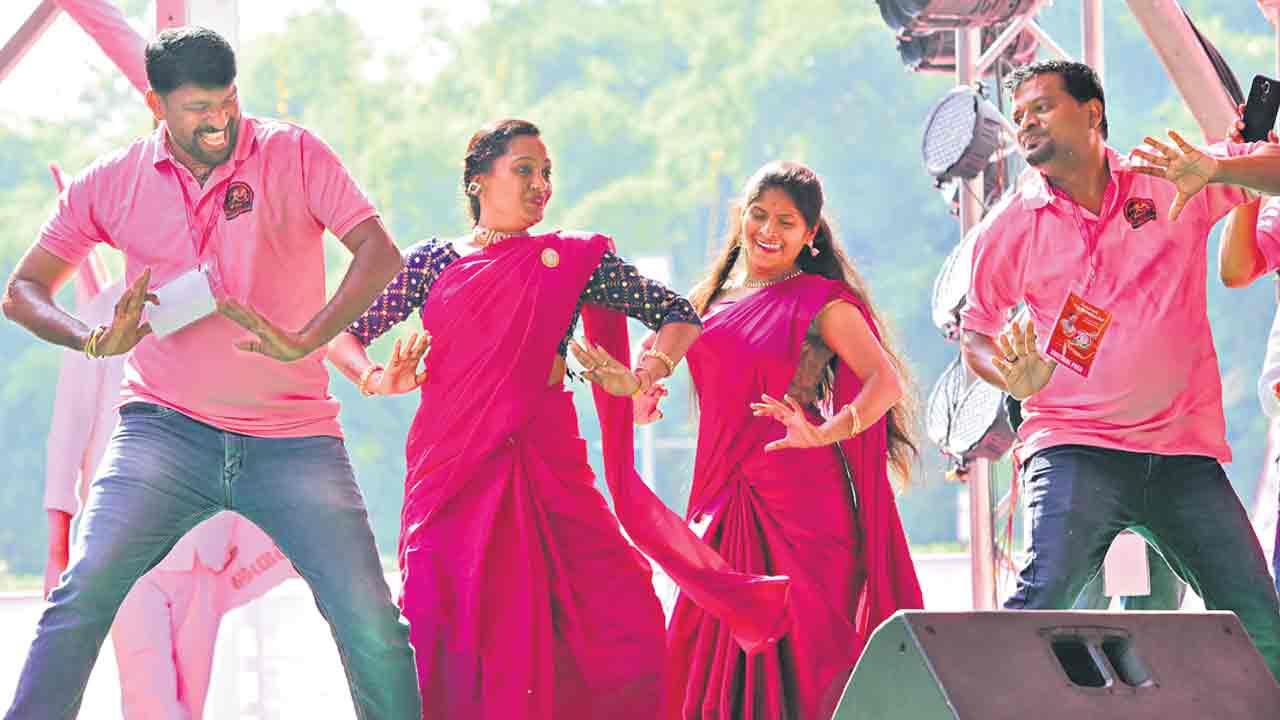 కళాకారులకు తీపికబురు