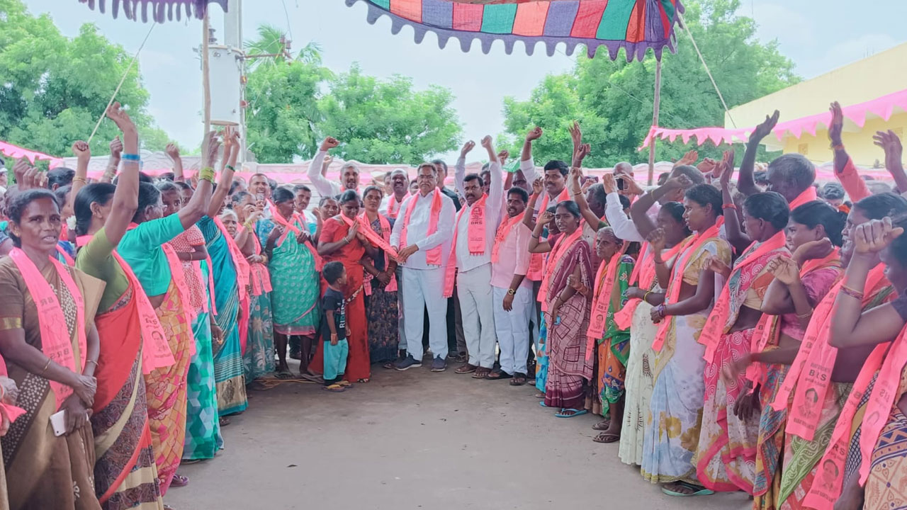 MLA Dasari Manohar Reddy | ఎమ్మెల్యే దాసరి మనోహర్ రెడ్డి సమక్షంలో బీఆర్‌ఎస్‌లో చేరికలు