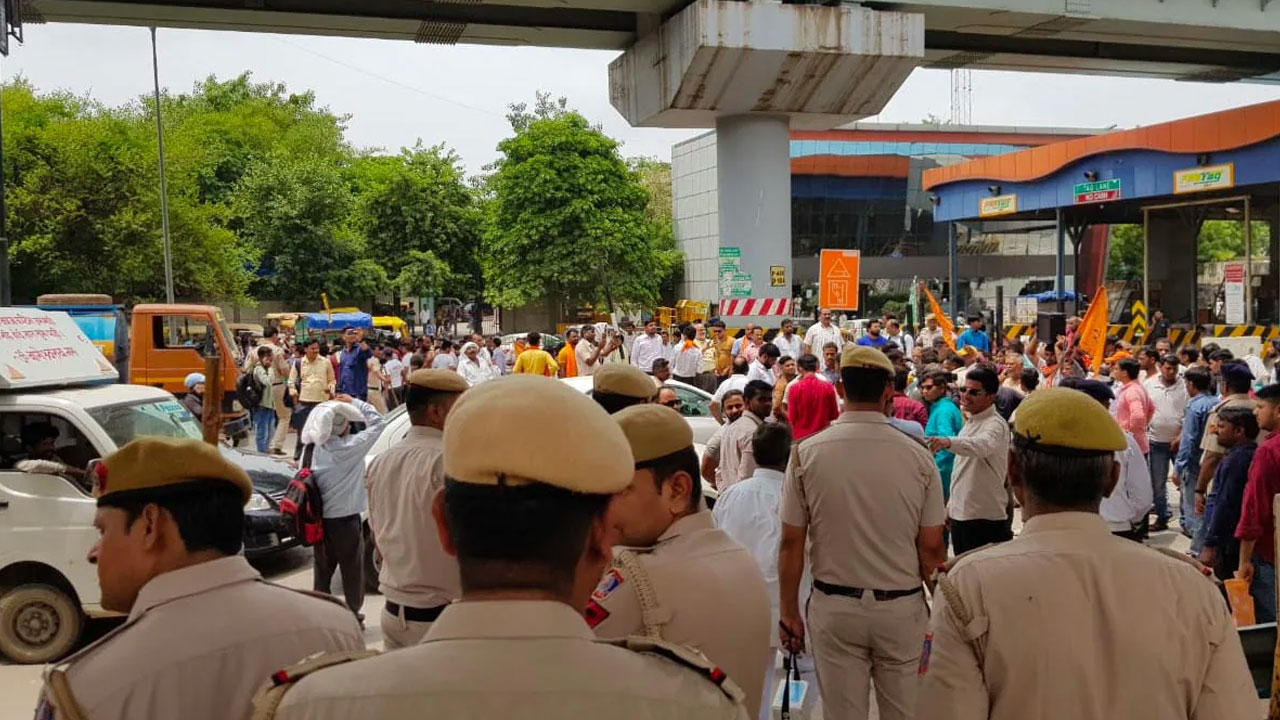 Haryana | హ‌ర్యానా అల్ల‌ర్లు.. ఢిల్లీ – ఫ‌రీదాబాద్ రోడ్డుపై భ‌జ‌రంగ్‌ద‌ళ్ కార్య‌క‌ర్త‌ల ఆందోళ‌న‌