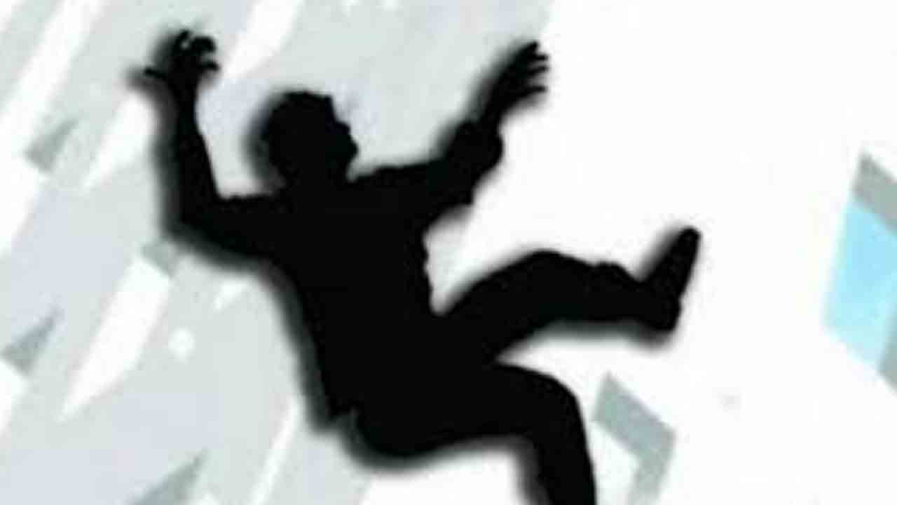 Lorry driver Died | బొగ్గు పెల్లలు మీద పడి లారీ డ్రైవర్‌ మృతి.. జయశంకర్‌ భూపాలపల్లి జిల్లాలో ఘటన