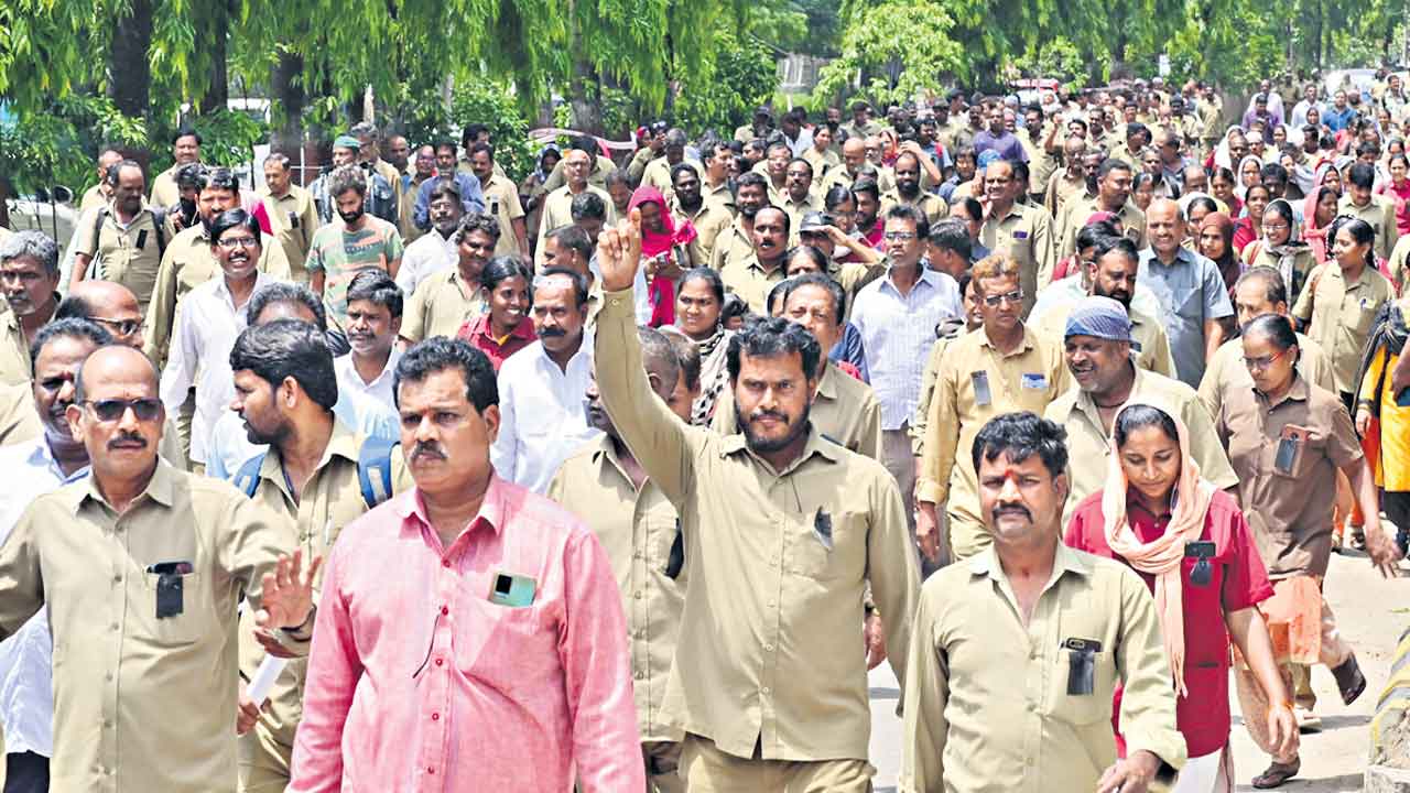 TSRTC | ఆర్టీసీ విలీనంపై బీజేపీ నేత అశ్వత్థామతో చర్చలెందుకు?.. గవర్నర్‌ తమిళిసై తీరుపై కార్మికుల్లో అనుమానాలు