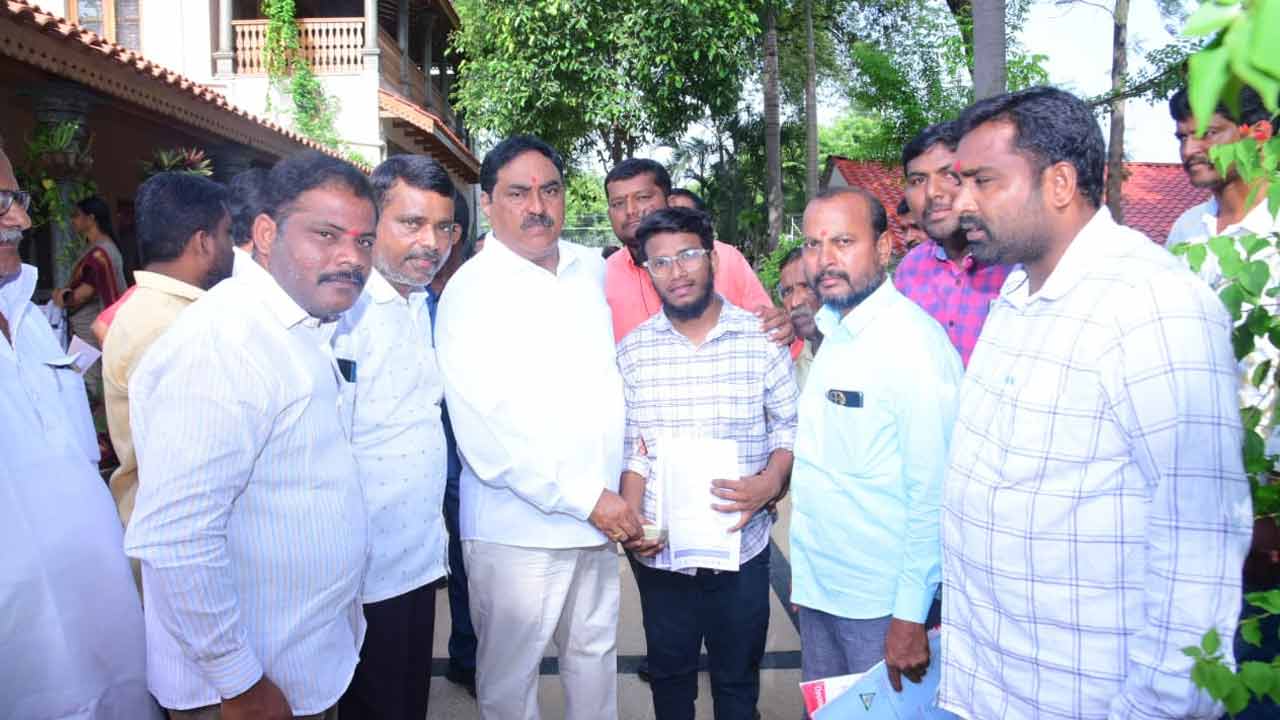 Minister Errabelli | నిరుపేద విద్యార్థి ఉన్నత చదువులకు.. ఆర్థికం సాయం అందజేసిన మంత్రి ఎర్రబెల్లి