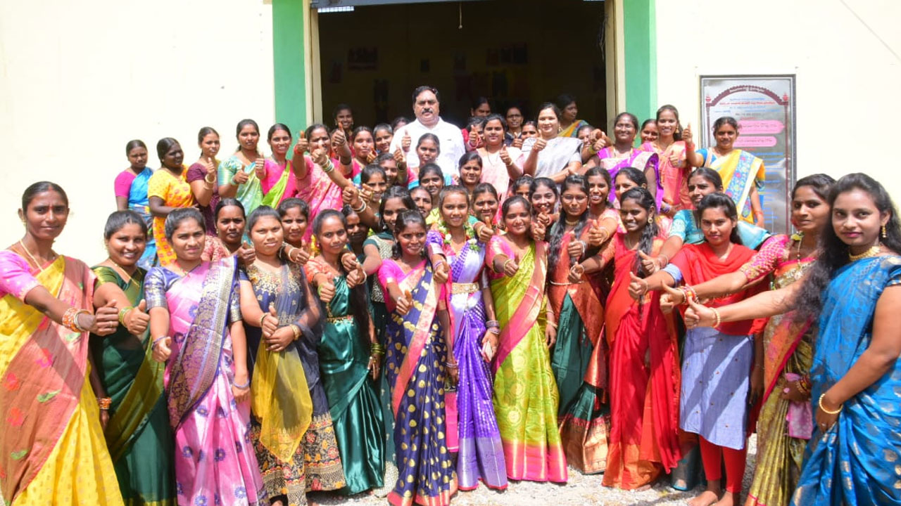 Minister Errabelli | మహిళలకు సర్టిఫికెట్లు పంపిణీ చేసిన మంత్రి ఎర్రబెల్లి