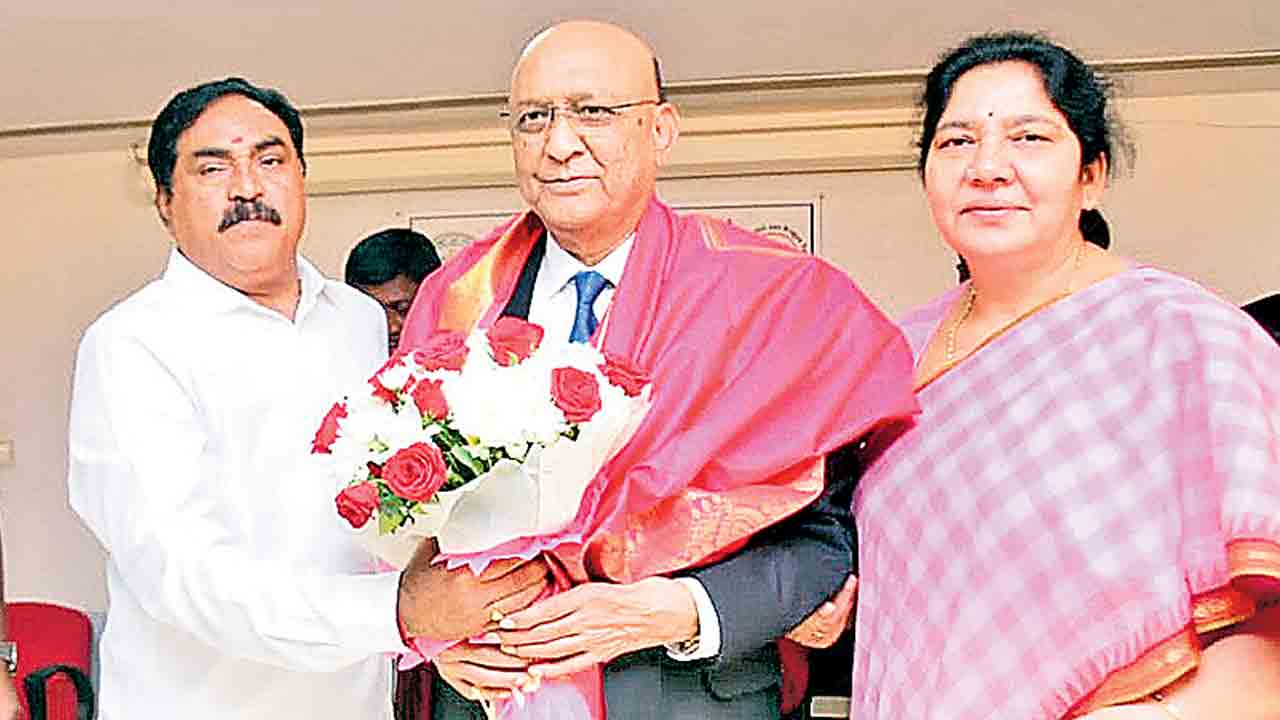 ఆరోగ్యశ్రీ ట్రస్ట్‌ చైర్మన్‌ బాధ్యతల స్వీకరణ