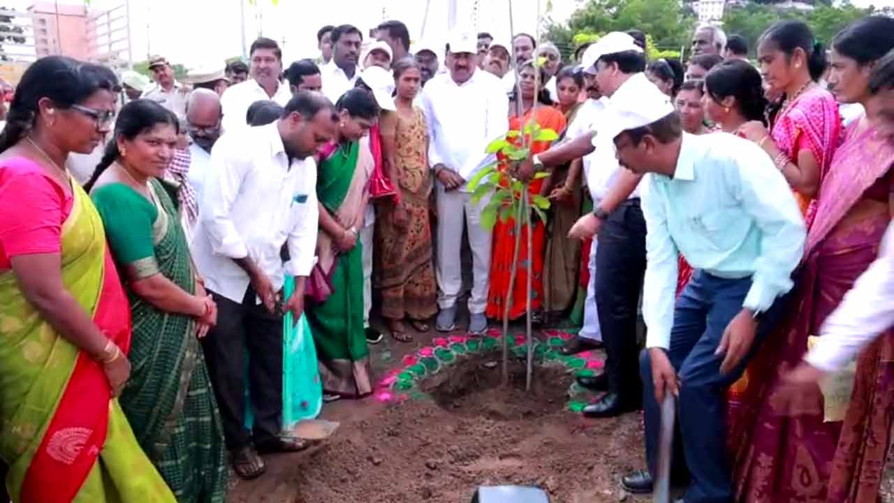 Errabelli Dayaker Rao | కోటి వృక్షార్చ‌న‌.. పాల‌కుర్తి సోమనాథ స్మృతి వ‌నంలో మొక్క‌టు నాటిన మంత్రి ఎర్ర‌బెల్లి