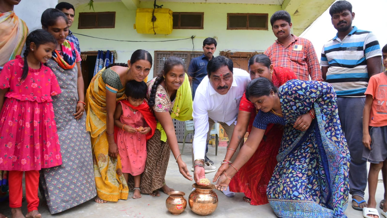 Minister Errabelli | తీజ్ పండుగ ప్రత్యేకతను ప్రజల్లోకి తీసుకెళ్లాలి : మంత్రి ఎర్రబెల్లి