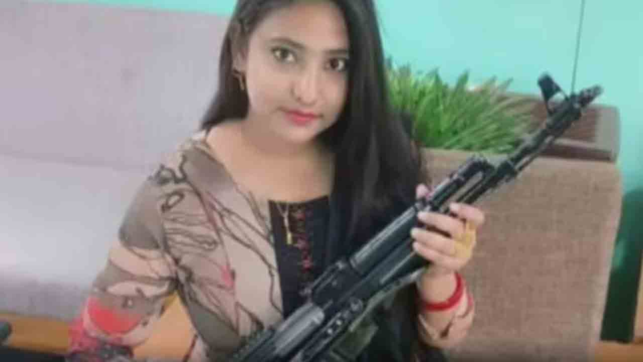 AK-47 rifle Gift to wife | భార్యకు బహుమతిగా ఏకే-47 గన్‌.. విమర్శలు రావడంతో బొమ్మ   తుపాకీగా పేర్కొన్న నేత