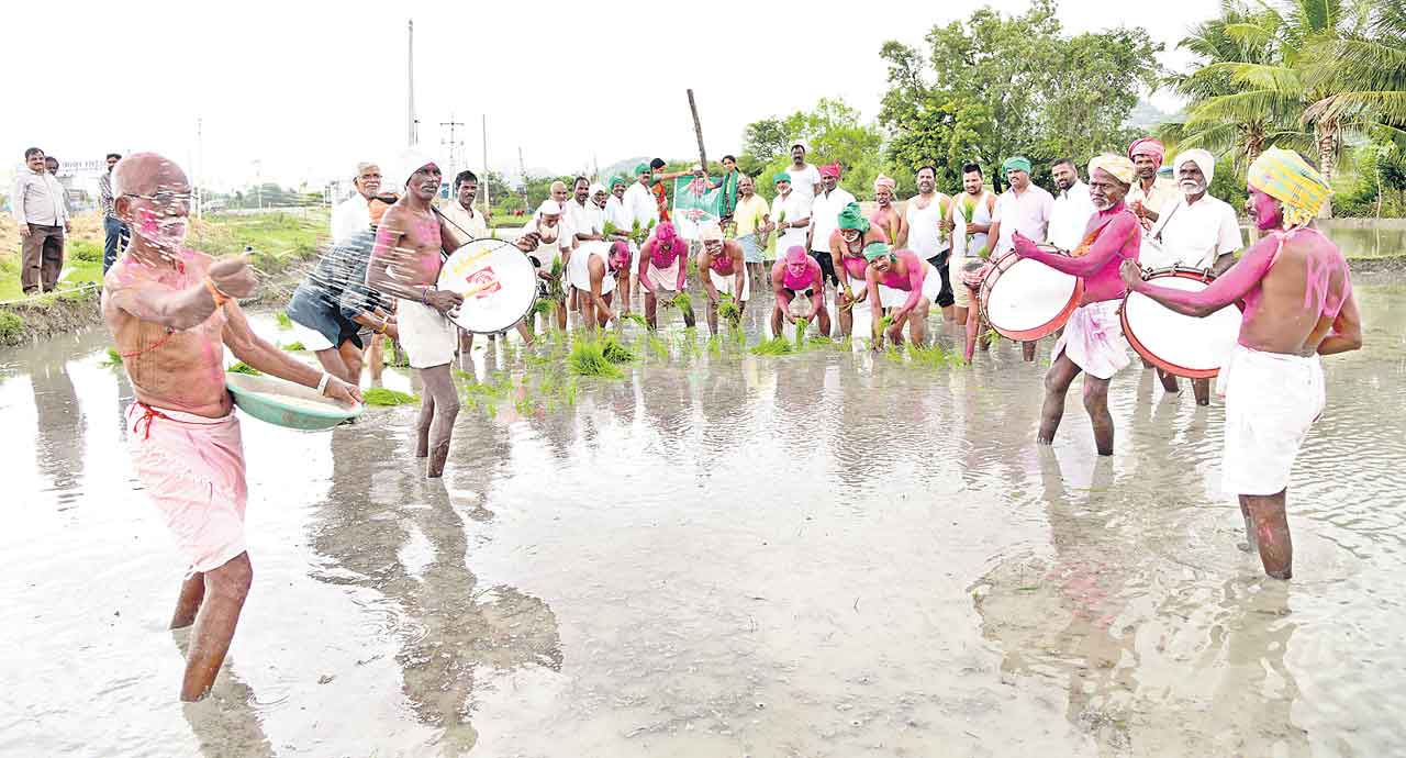 రుణమాఫీ వచ్చే రైతన్న మురిసే
