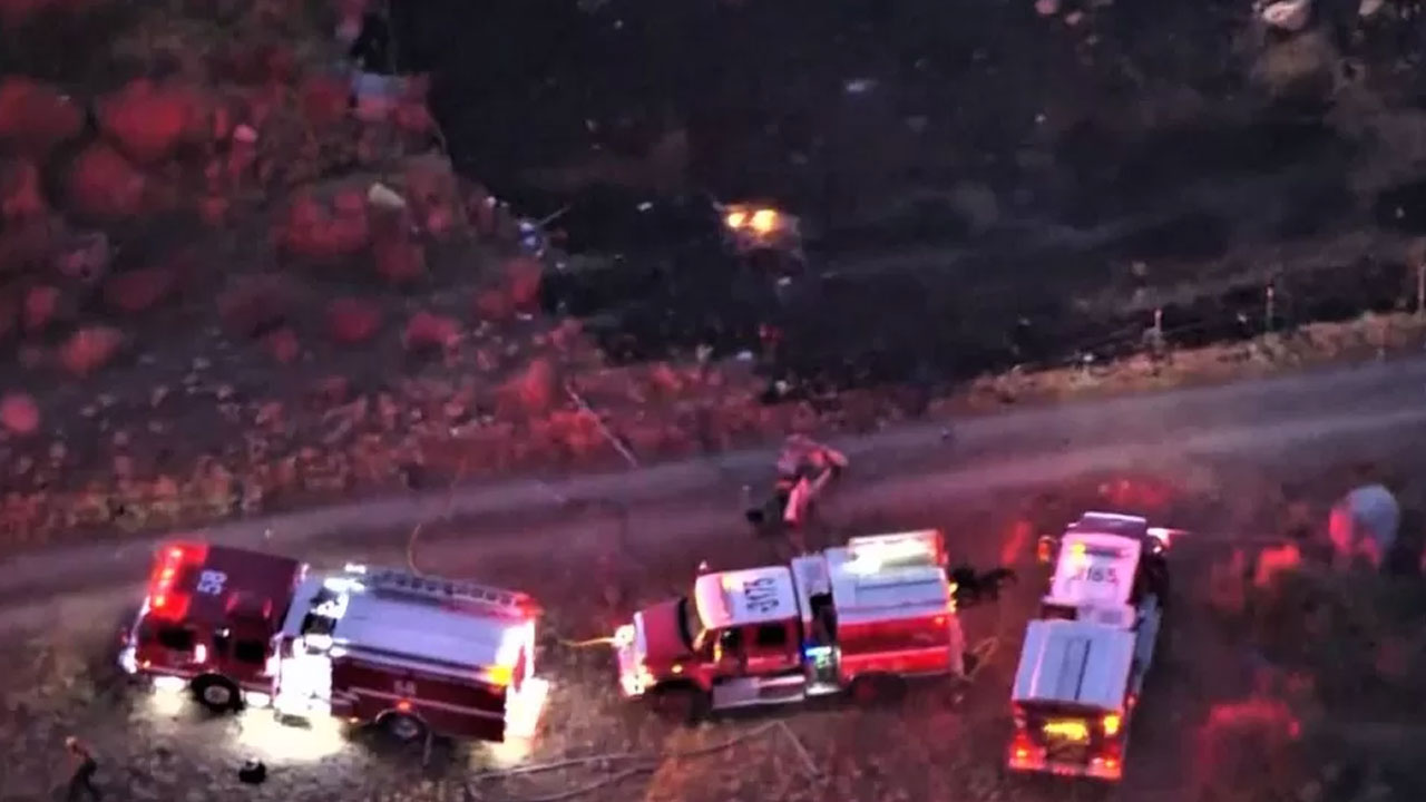 Helicopter Crash:మంట‌ల్ని ఆర్ప‌బోయి ఢీకొన్న రెండు హెలికాప్ట‌ర్లు.. ముగ్గురు మృతి