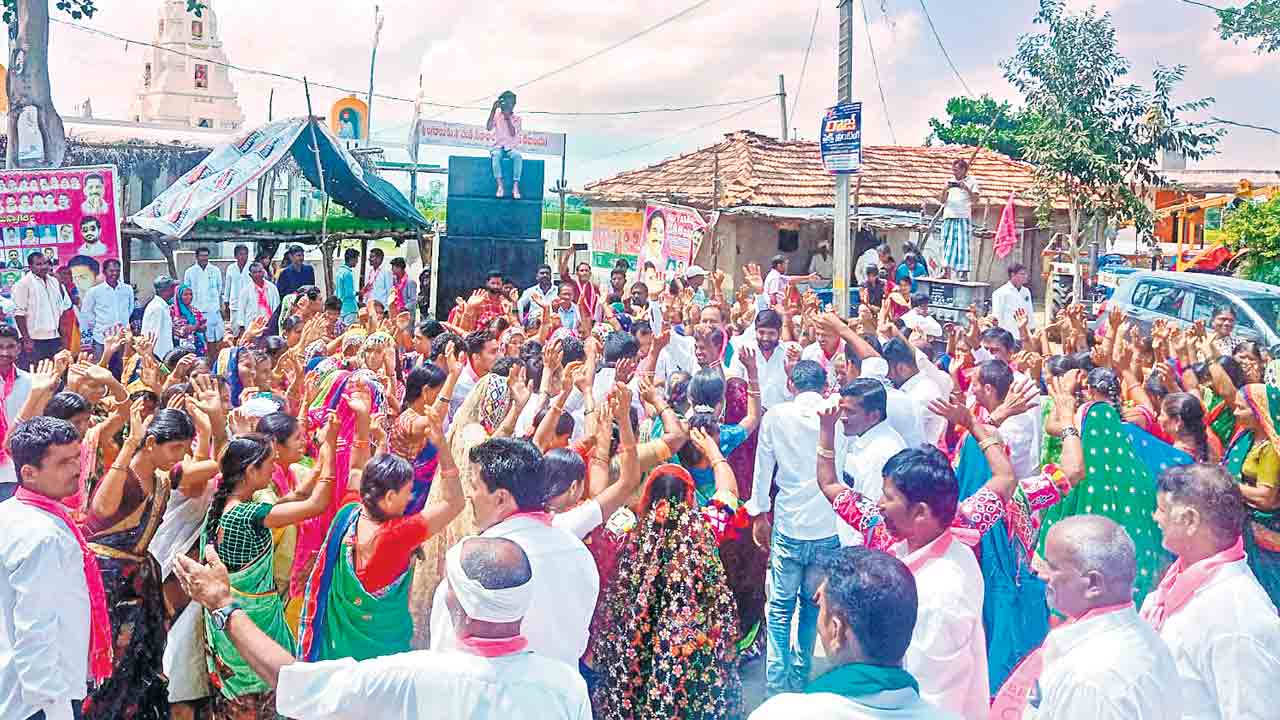 మేమంతా కేసీఆర్‌ వెంటే..