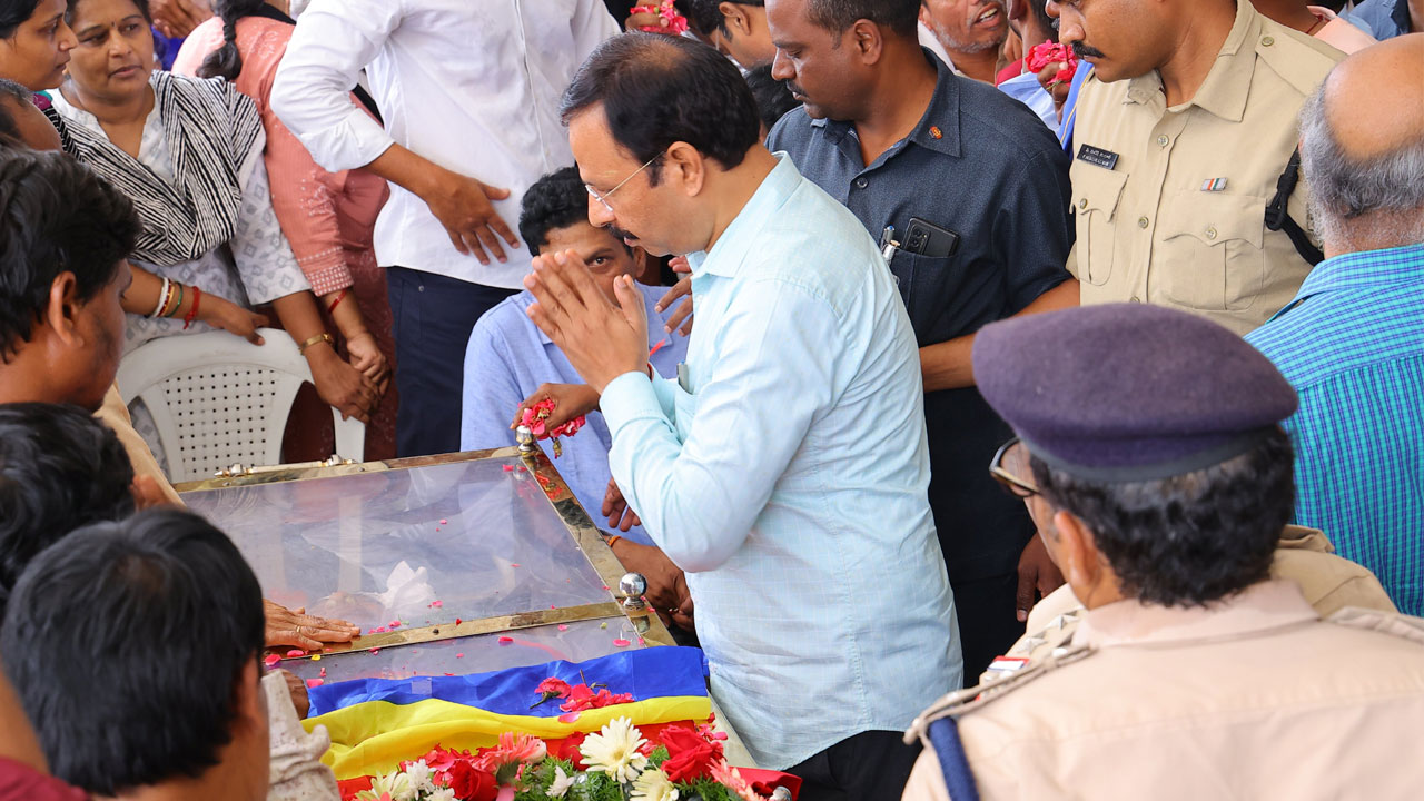 VC Sajjanar | గ‌ద్ద‌ర్ పార్థివ‌దేహానికి స‌జ్జ‌నార్ నివాళి.. లెజండ‌రీ క‌విని కోల్పోయామ‌ని ట్వీట్