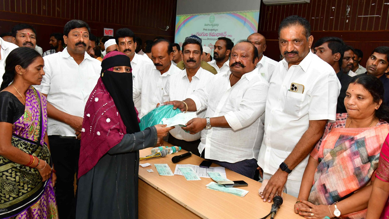 Minister Gangula | హిందూ, ముస్లింలు కలిసి ఉంటేనే అభివృద్ధి సాధ్యం : మంత్రి గంగుల