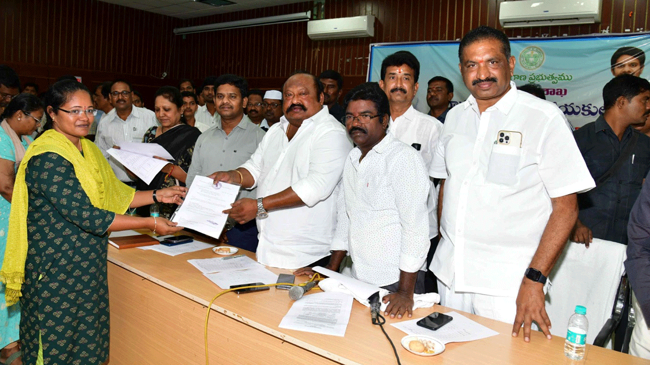 Minister Gangula | పేదలకు న్యాయం జరిగేలా బాధ్యతగా పని చేయాలి : మంత్రి గంగుల