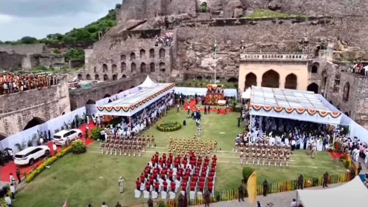 CM KCR | గోల్కొండ కోట‌పై జాతీయ జెండా ఎగుర‌వేసిన సీఎం కేసీఆర్