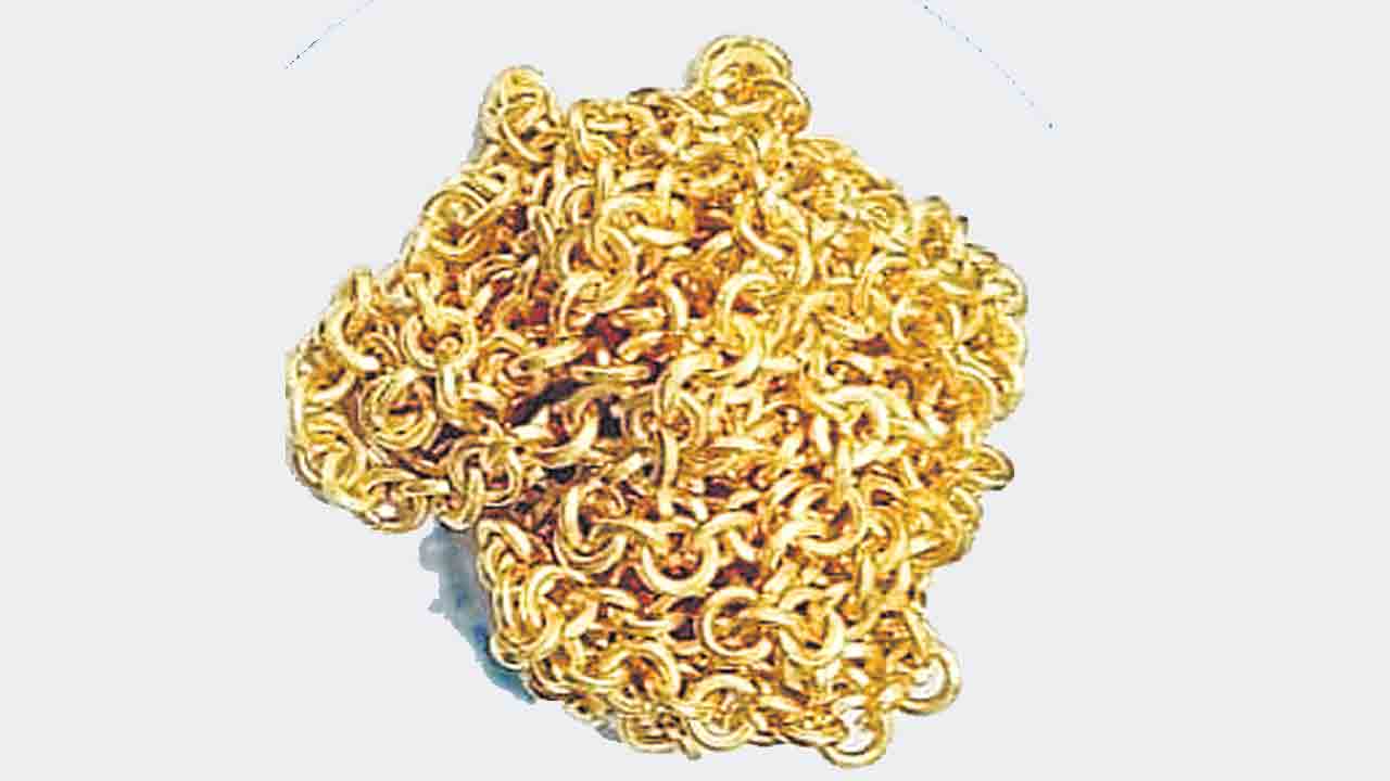 డ్రైఫ్రూట్స్‌ ప్యాకెట్‌లో బంగారం