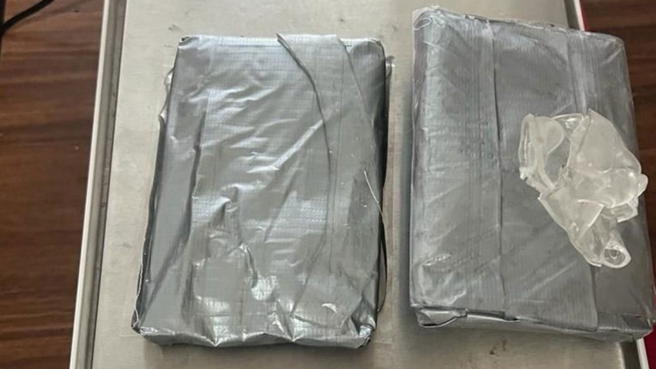 Gold Paste: ఎయిర్‌పోర్టులో బంగారం పేస్టు ప‌ట్టివేత.. ఖ‌రీదు 85 ల‌క్ష‌లు