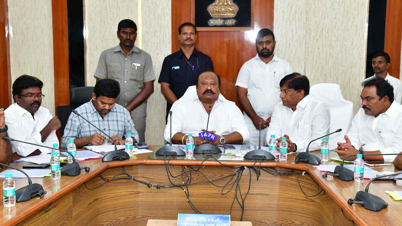 Gruha Lakshmi | గృహ‌ల‌క్ష్మి ప‌థ‌కానికి ప్ర‌త్యేక ద‌రఖాస్తు ఫార‌మ్ లేదు.. తెల్ల‌కాగితంపై రాసిచ్చినా స‌రిపోత‌ది : మంత్రి గంగుల క‌మ‌లాక‌ర్