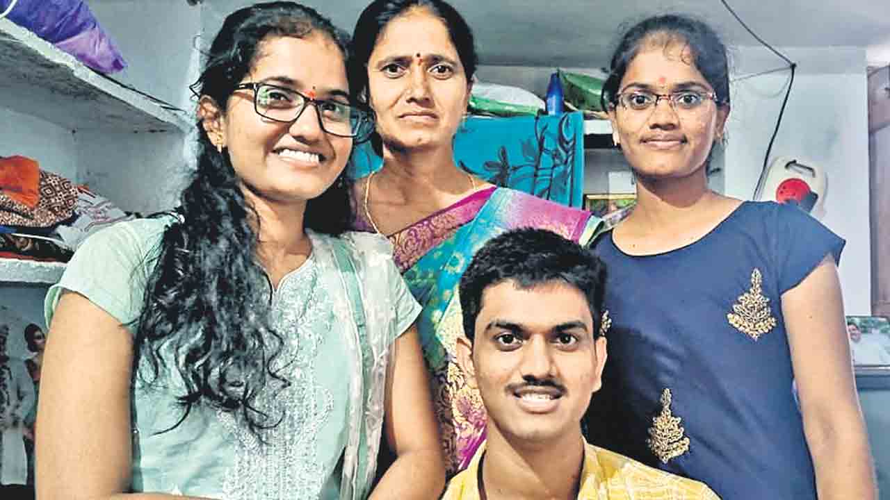 NEET |  నీట్‌లో గిరిజన విద్యార్థుల సత్తా.. ఒకే ఇంట్లో ముగ్గురికి మెడికల్‌ సీట్లు