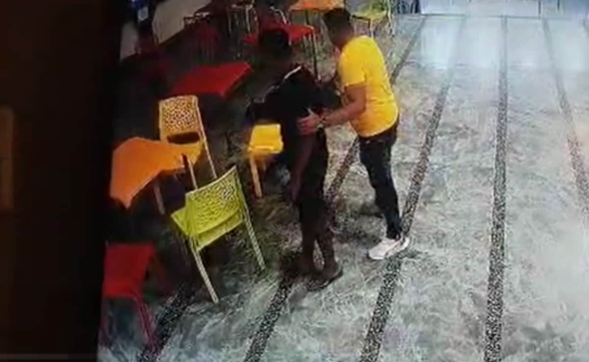 Heart Attack In Mall | సినిమా చూసేందుకు వెళుతూ మాల్‌లో కుప్ప‌కూలిన యువ‌కుడు