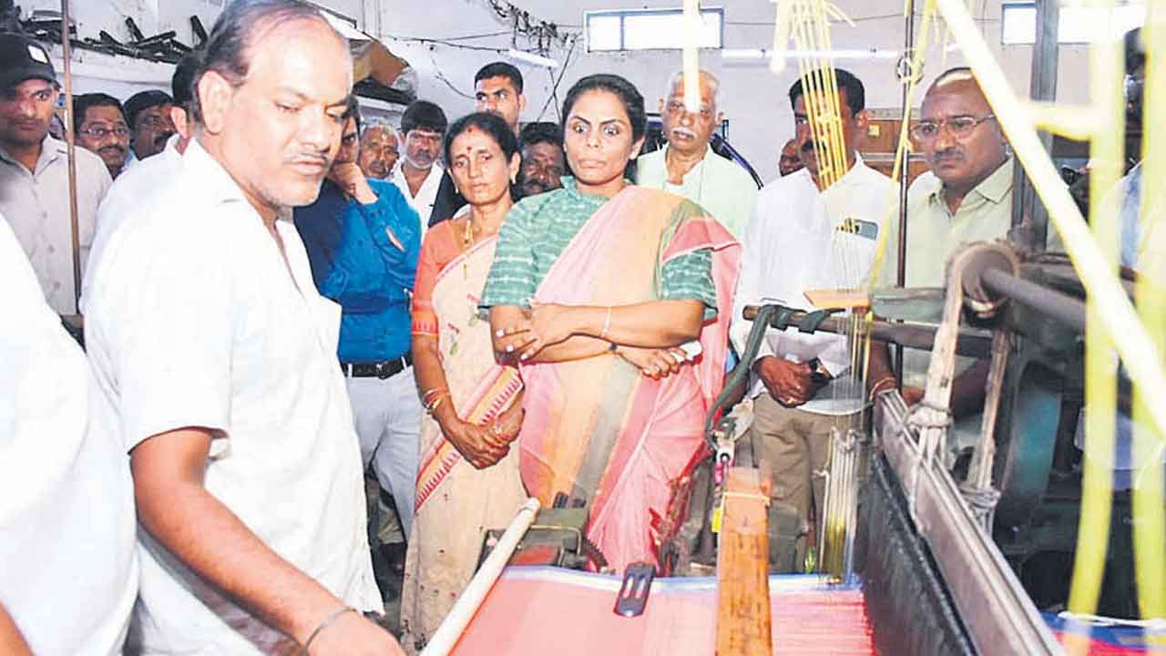 వస్ర్తోత్పత్తిలో సిరిసిల్ల బ్రాండ్‌ ఇమేజ్‌ కావాలి