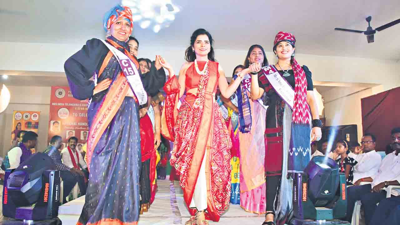చేనేత ఫ్యాషన్‌ షోలో మెరిసిన మిసెస్‌ తెలంగాణ
