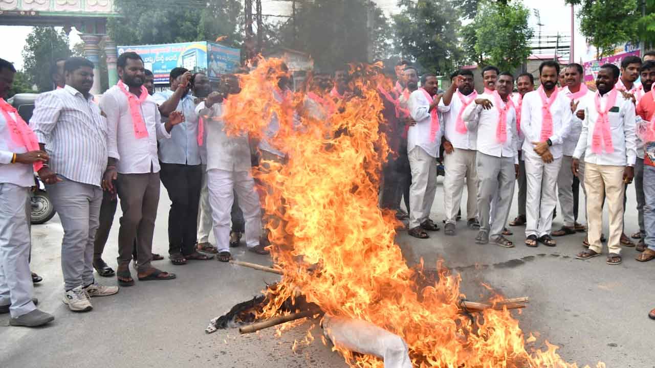 Minister Harish rao | మైనంప‌ల్లి వ్యాఖ్యలపై భగ్గుమన్న బీఆర్‌ఎస్‌ శ్రేణులు..ఎమ్మెల్యే హనుమంతరావు దిష్టి బొమ్మల దహనం