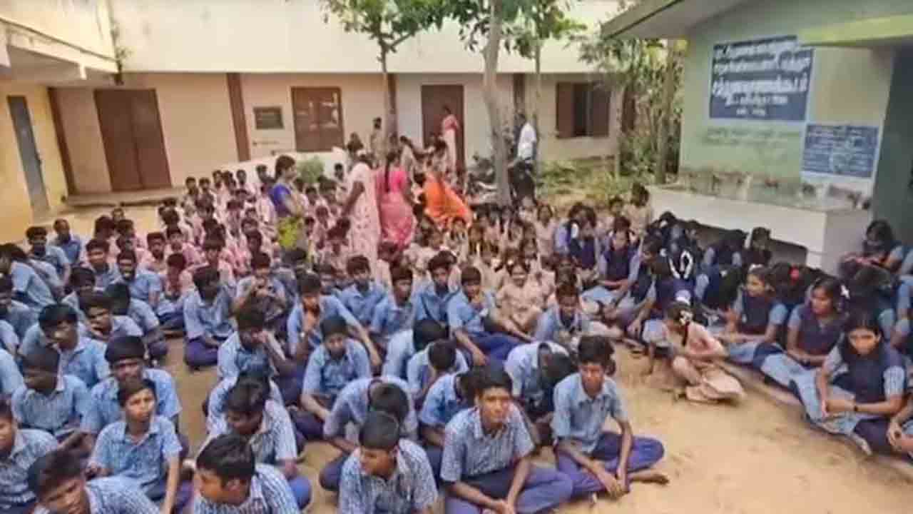 students detained | టీచర్‌పై కోపంతో.. తరగతి గది తాళాలకు మలాన్ని పూసిన విద్యార్థులు