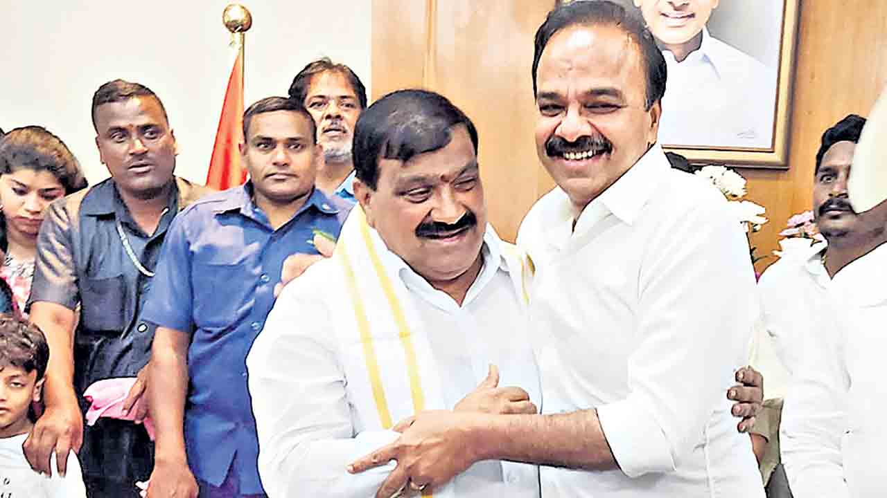 అభినందనల వెల్లువ