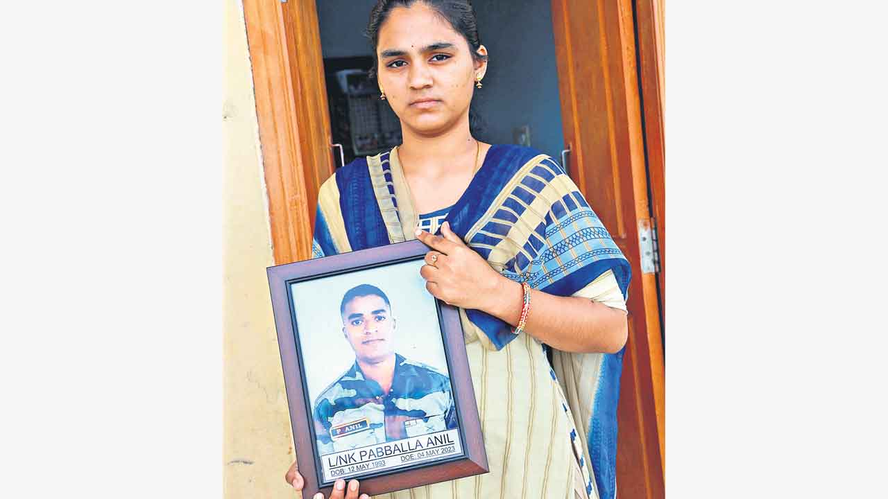 జవాన్‌ కుటుంబానికి కేసీఆర్‌ అభయం