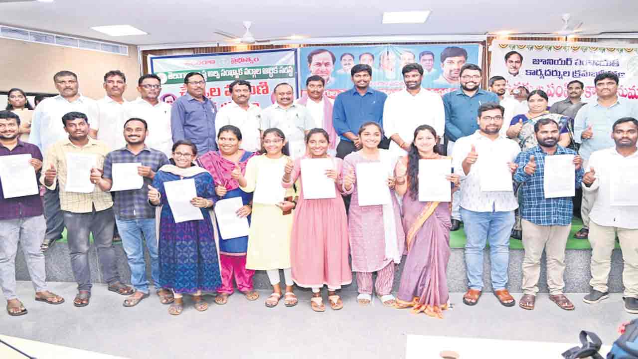 కార్యదర్శుల ఆనందహేల