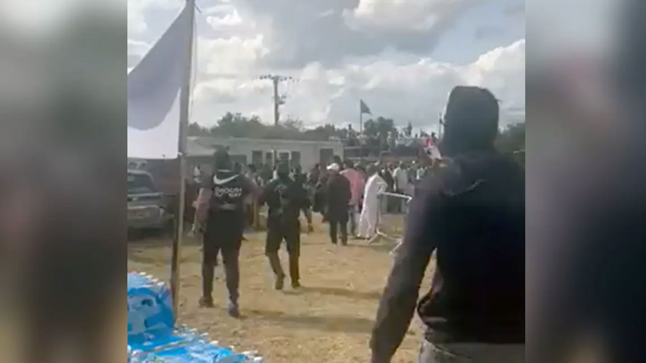 Gangs Clash: క‌త్తుల‌తో అటాక్‌.. పేలిన తుపాకీలు.. క‌బ‌డ్డీ మ్యాచ్‌లో కొట్టుకున్న రెండు వ‌ర్గాలు.. వీడియో