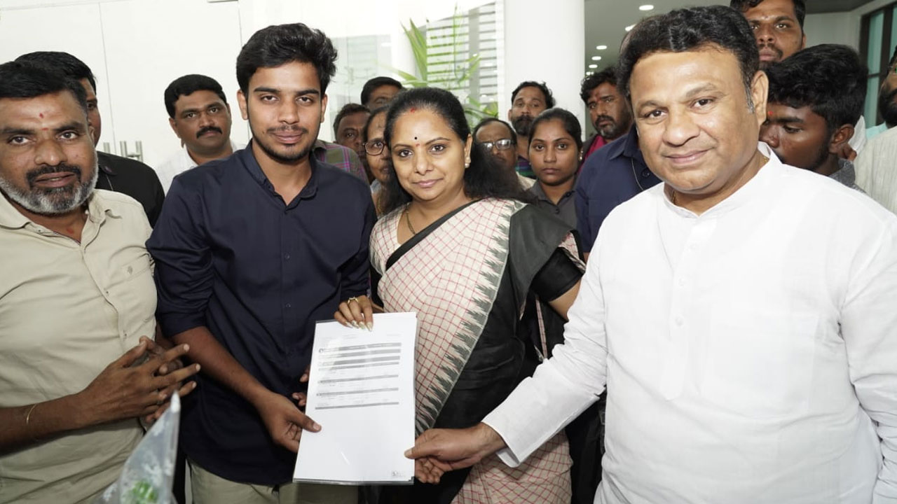 MLC Kavitha | నిరుపేద సరస్వతీ పుత్రునికి ఎమ్మెల్సీ కవిత ఆర్థిక చేయూత