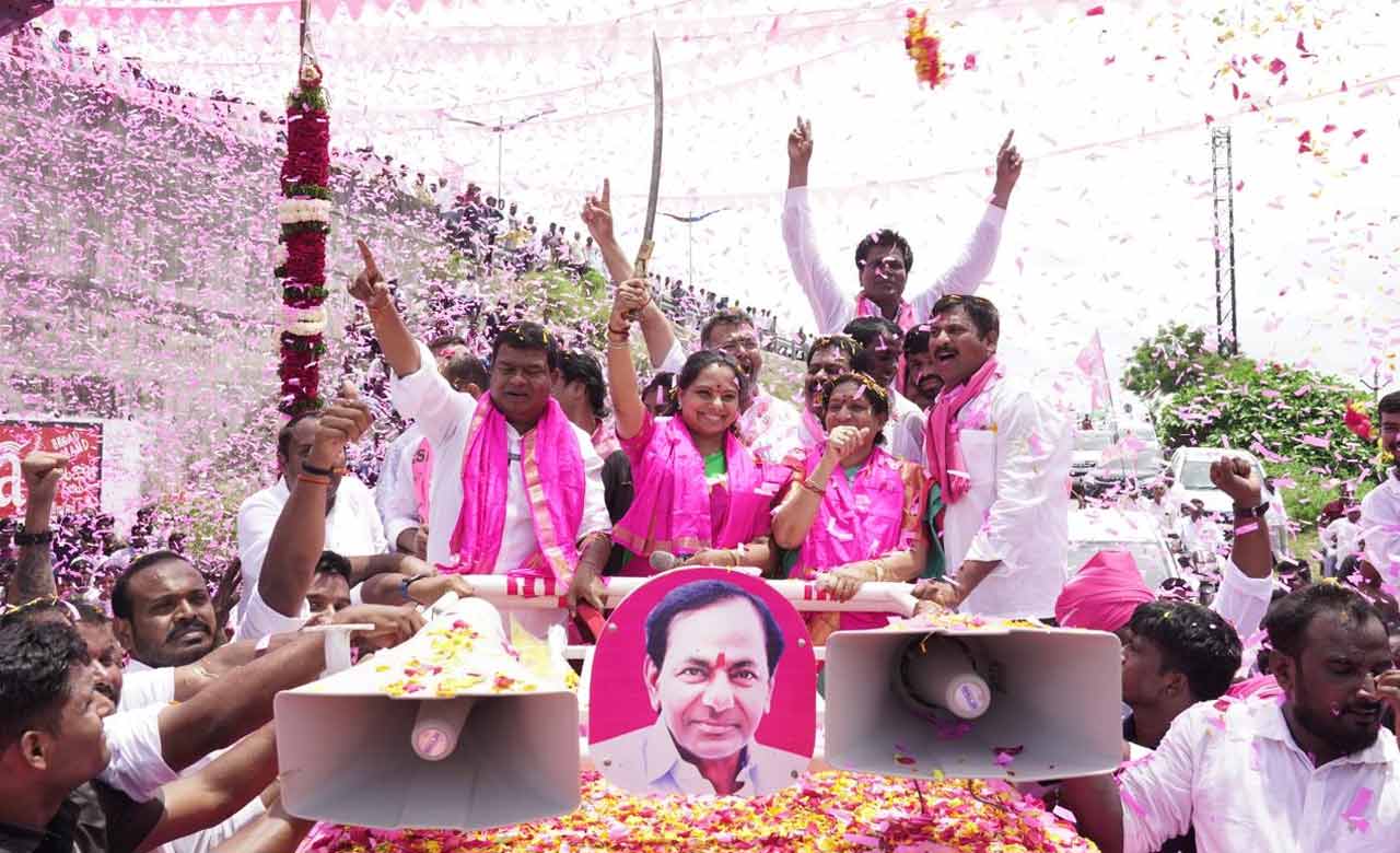 Photo Story | కత్తిదూసి కదన రంగానికి.. సై అని