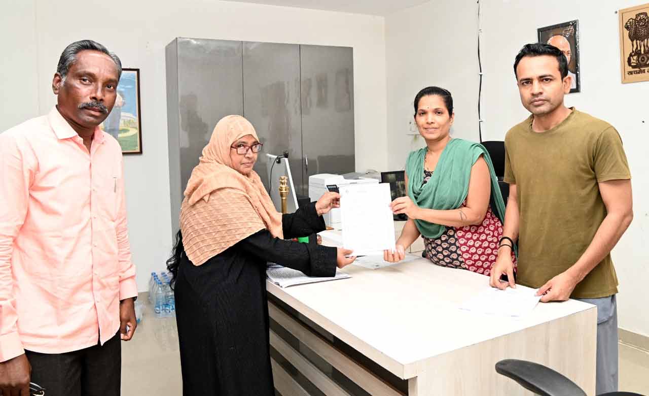 Collector Hemant Sahadeva Rao | ఓటరు జాబితాలో వివరాలు నమోదు చేసుకున్న కలెక్టర్ దంపతులు