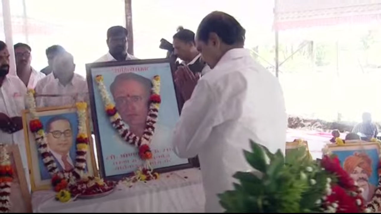 CM KCR | మ‌హారాష్ట్ర యుగ‌క‌వి అన్నాభావు సాఠే చిత్ర‌ప‌టానికి సీఎం కేసీఆర్ నివాళులు