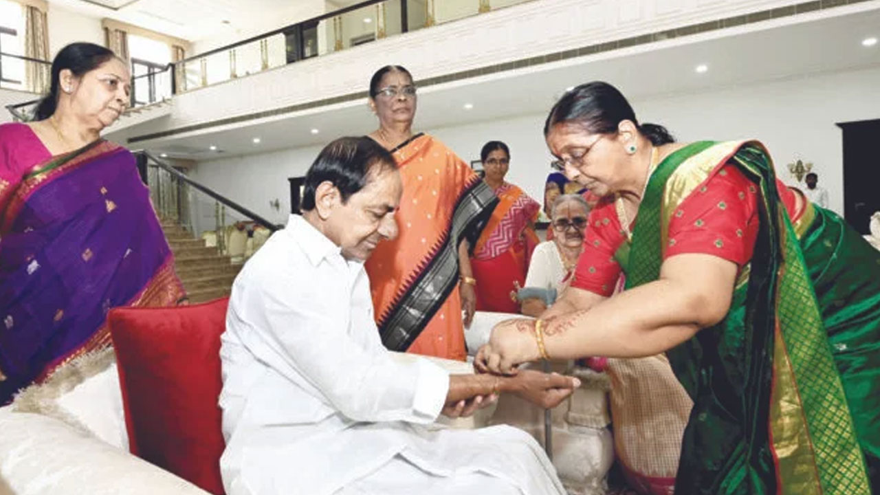 CM KCR | ప్ర‌గ‌తి భ‌వ‌న్‌లో ఘ‌నంగా ర‌క్షా బంధ‌న్ వేడుక‌లు.. సీఎం కేసీఆర్‌కు రాఖీ క‌ట్టిన తోబుట్టువులు