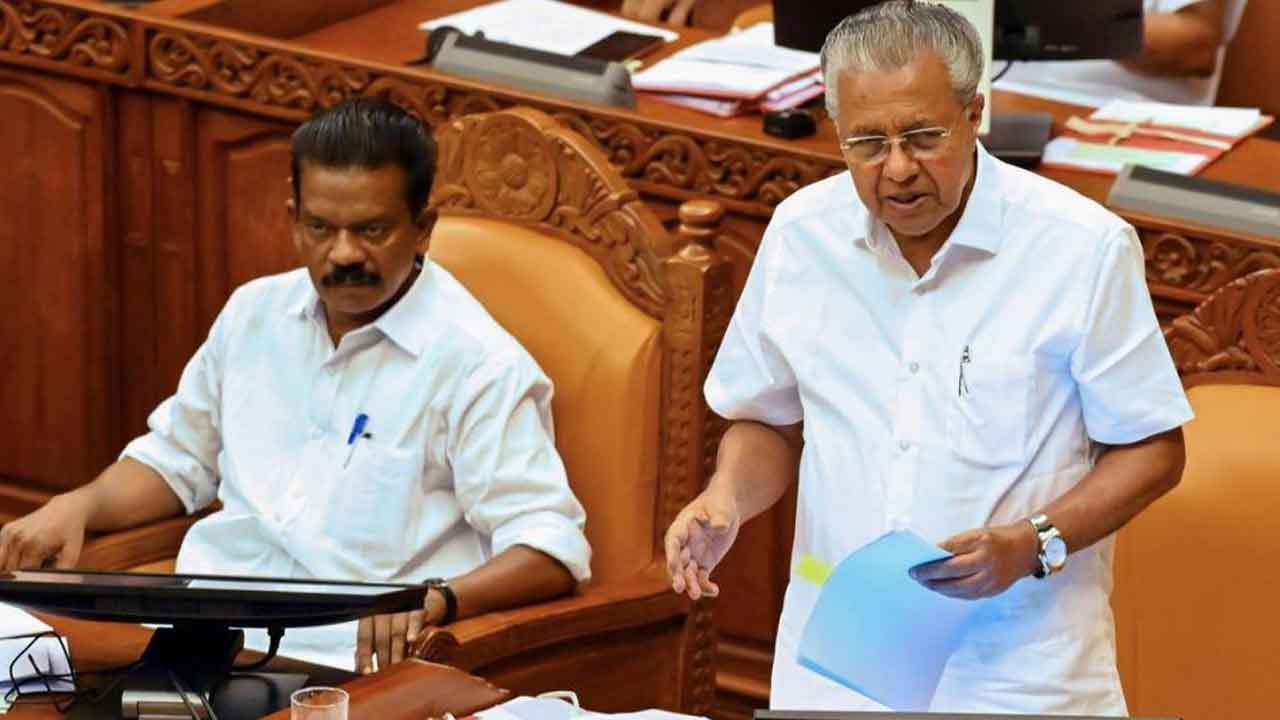 కేరళను కేరళంగా మార్చుతూ తీర్మానం